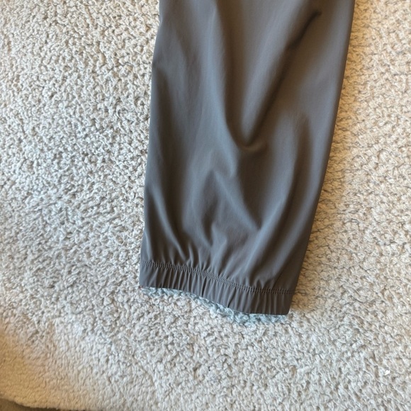 Vuori Fleet Joggers Lightweight Performance Stretch  Color: Charcoal Size XXL - Picture 6 of 16